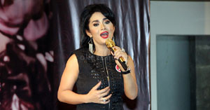 Krisdayanti Periksa Kostum Berkali-Kali